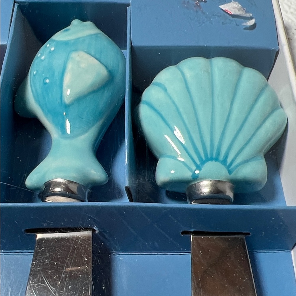 Four-piece Set of Coastal-themed Ceramic-handled Cheese Knives New Unused - Picture 3 of 7